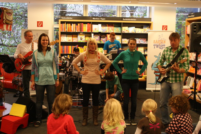 gal/2010/2010 Saitentwist Mayersche 13.11. Tierisches/2010 Saitentwist Mayersche 13.11. 069.jpg